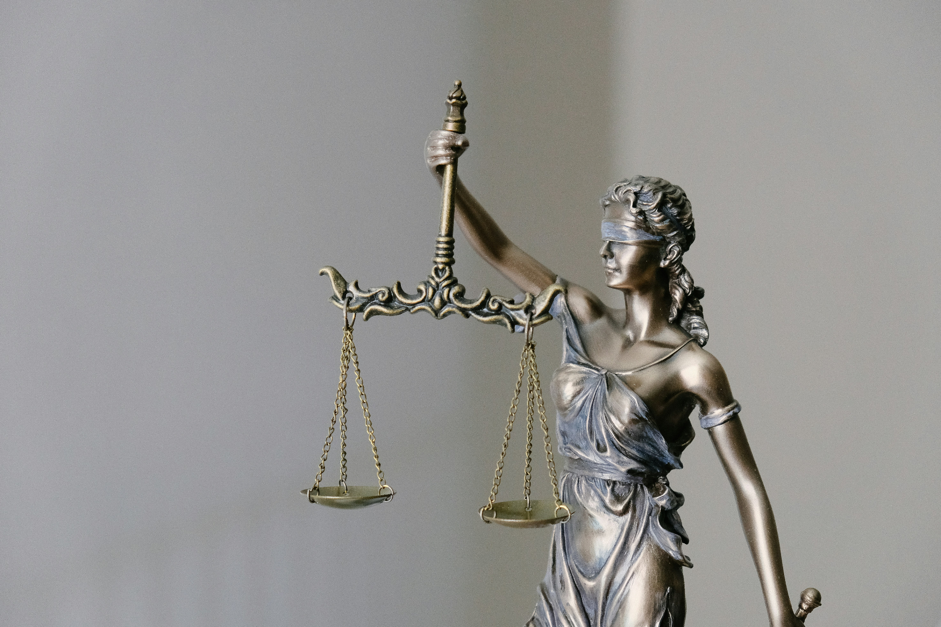 Estatua de la justicia con balanza